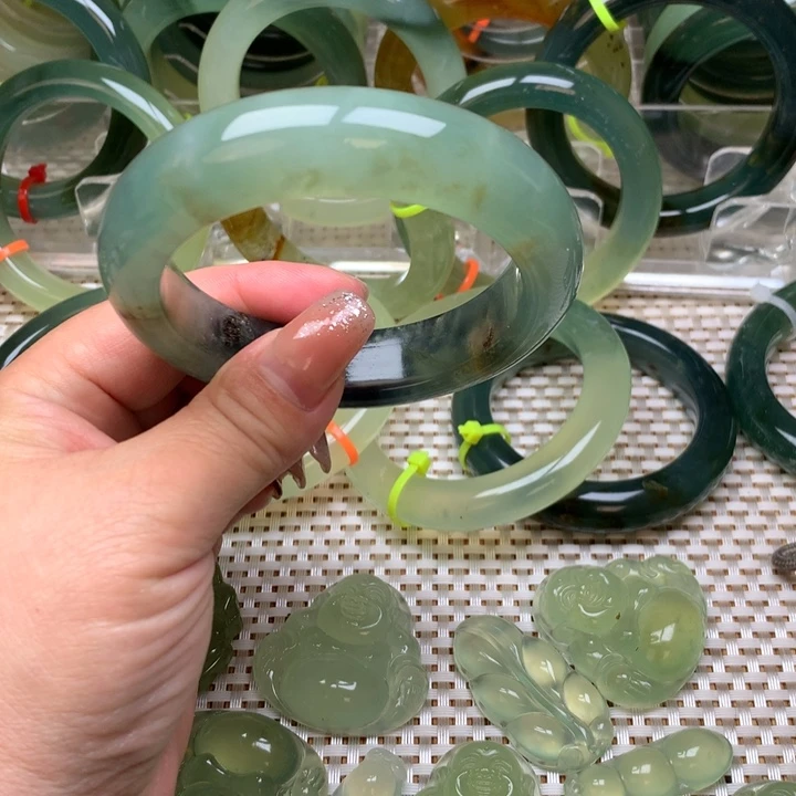 蛇纹石玉手镯60圈口微瑕未镶嵌