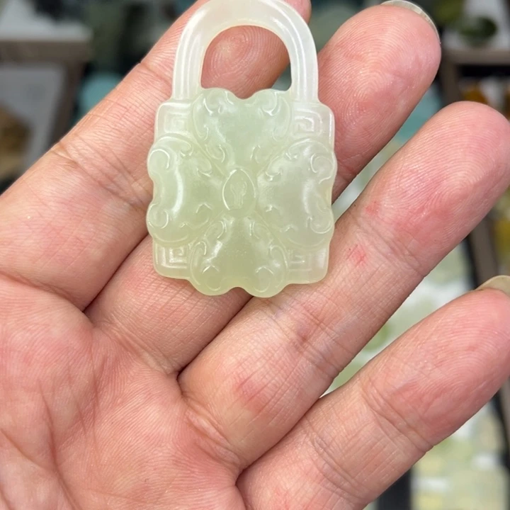 熙***彦未镶嵌岫玉颈饰精品岫玉