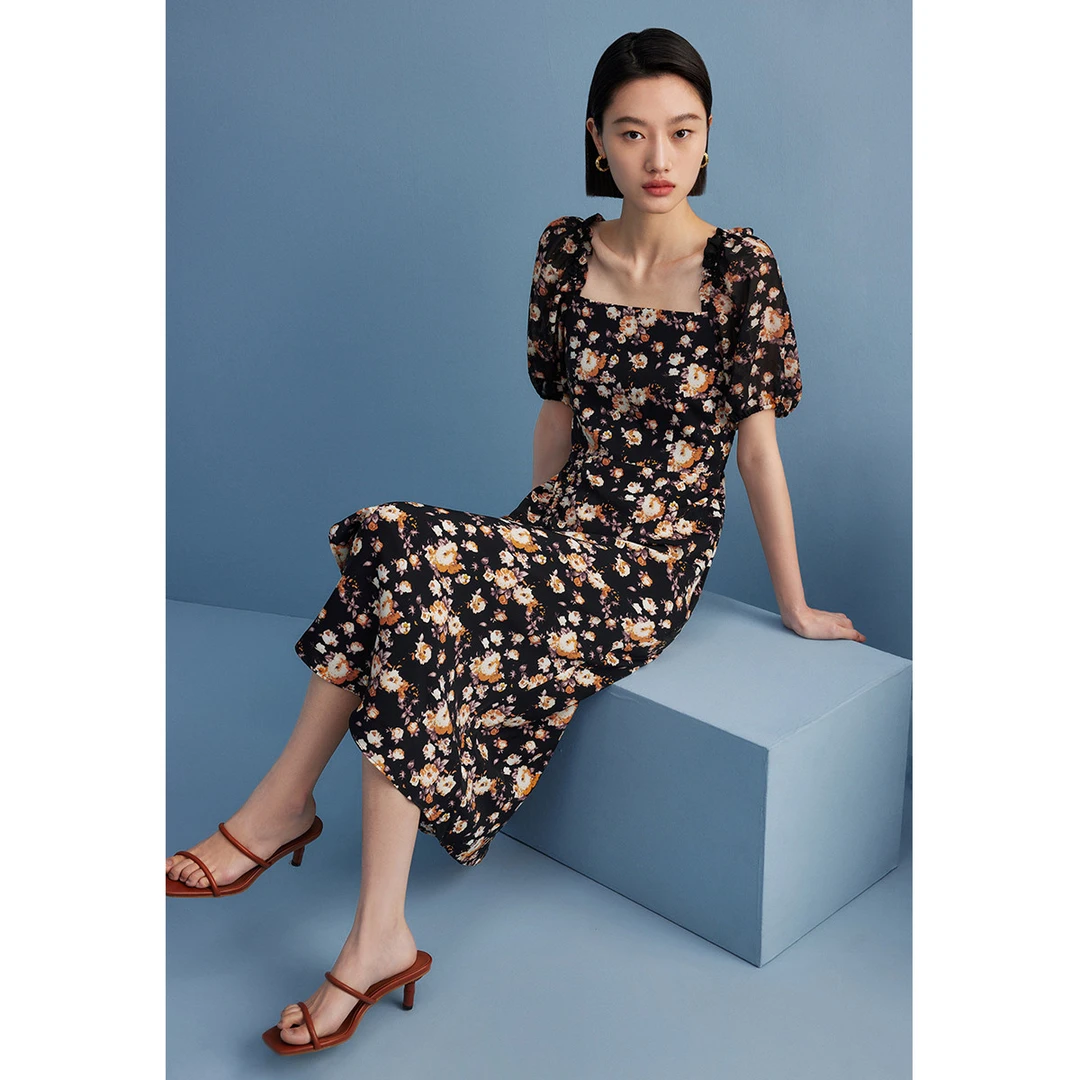 【粉丝专属】复古方领宽松连衣裙修身压褶设计感侧碎花裙M534101129