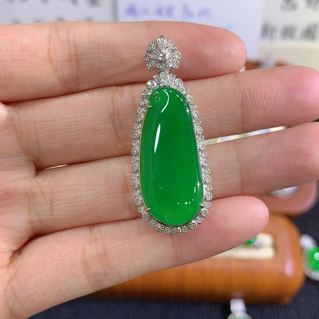 【闪购商品】吊坠(不含链)18K金镶嵌翡翠福瓜