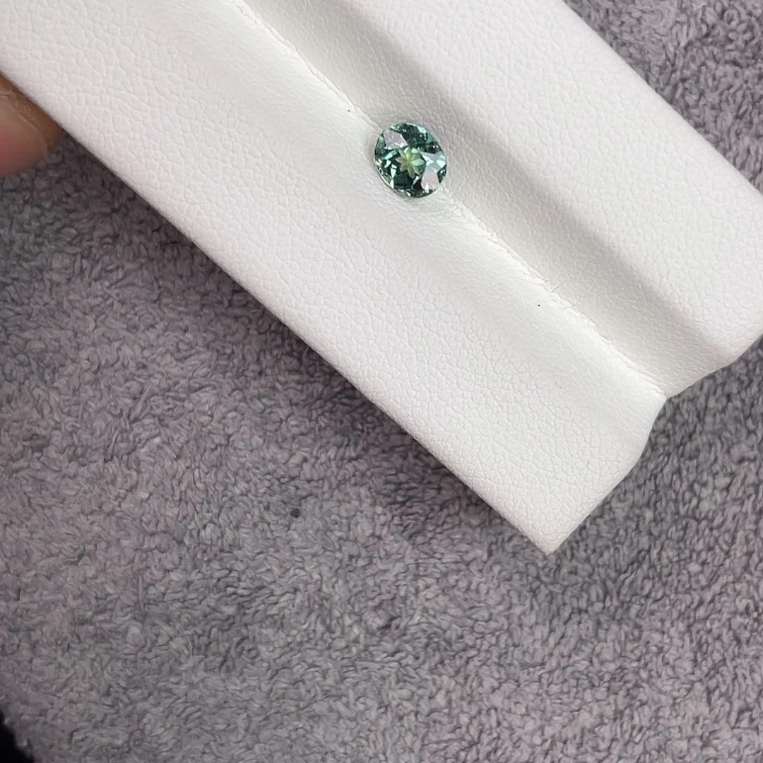 蓝宝石裸石未镶嵌1Ct。   