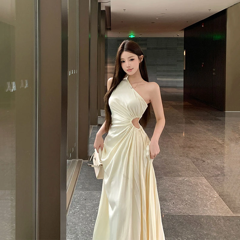 夏季新款时尚设计感纯欲风斜肩压褶小心机镂空性感高腰收腰连衣裙