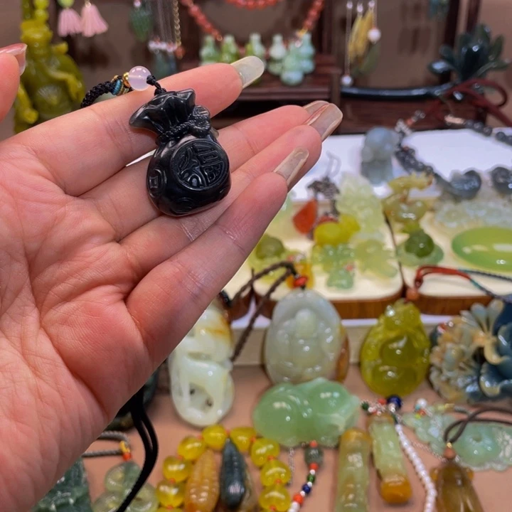 蛇纹石玉颈饰未镶嵌