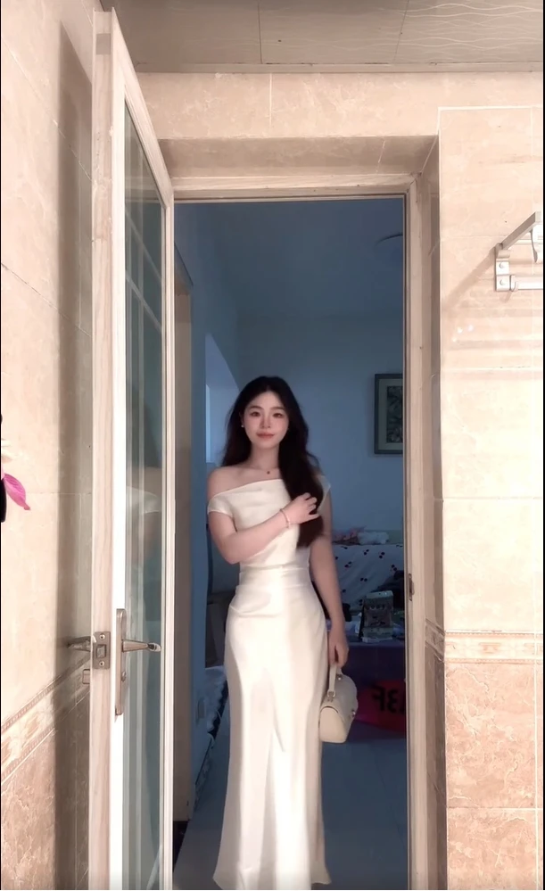 【B Y】法式一字露肩白色缎面连衣裙女小个子性感褶皱修身包臀长裙