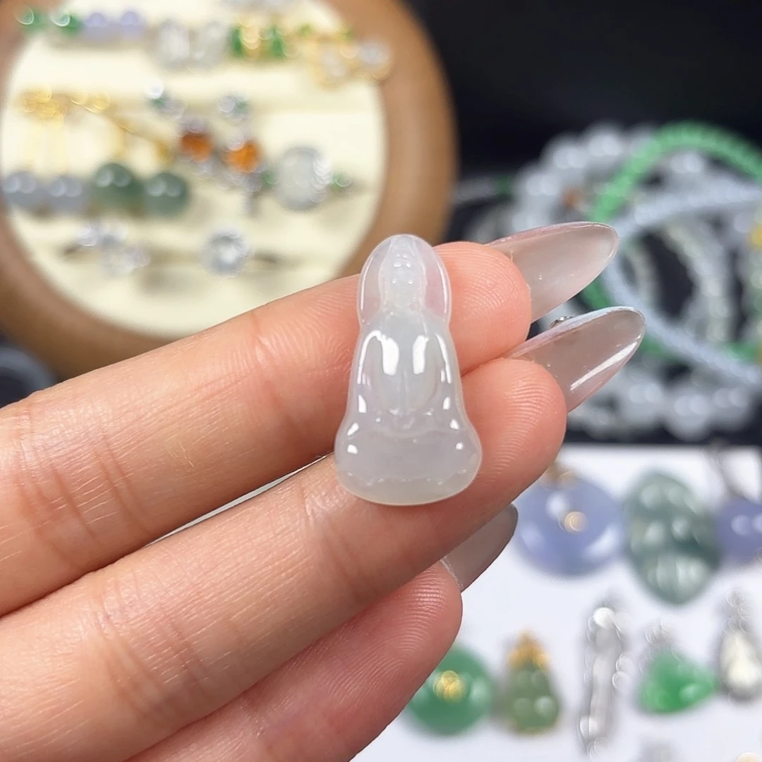 翡翠未镶嵌颈饰背面有天纹