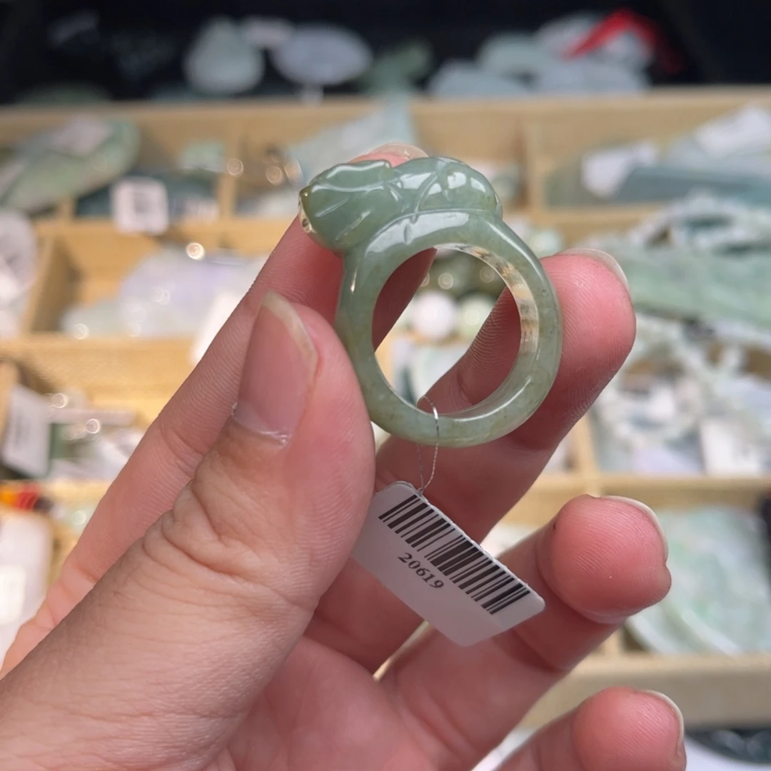 颈饰未镶嵌翡翠戒指