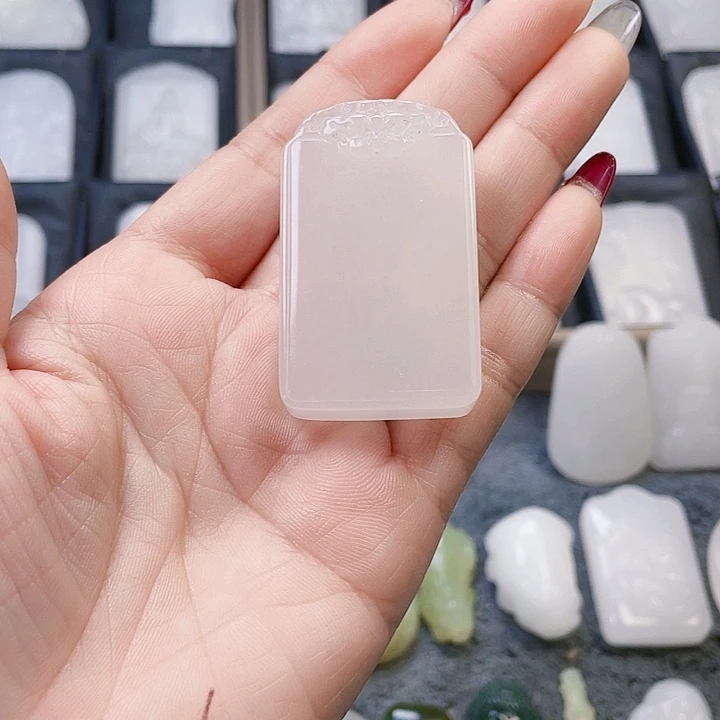 石英质玉（金丝玉）颈饰未镶嵌吴*新疆金丝玉