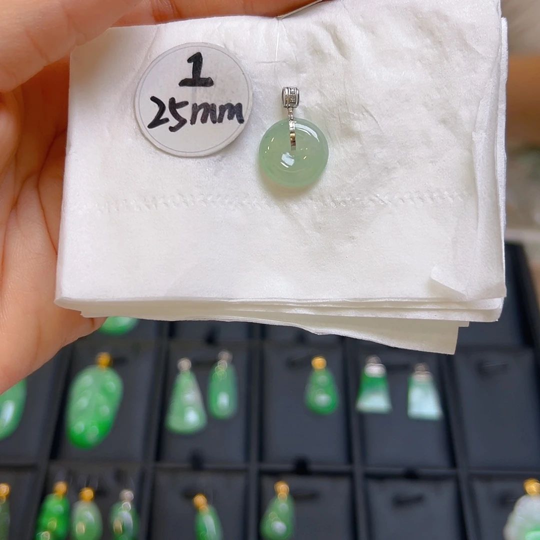 翡翠颈饰18K金镶嵌翡翠