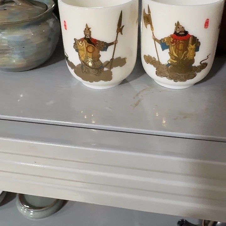 主人杯一个，瓷。。主人