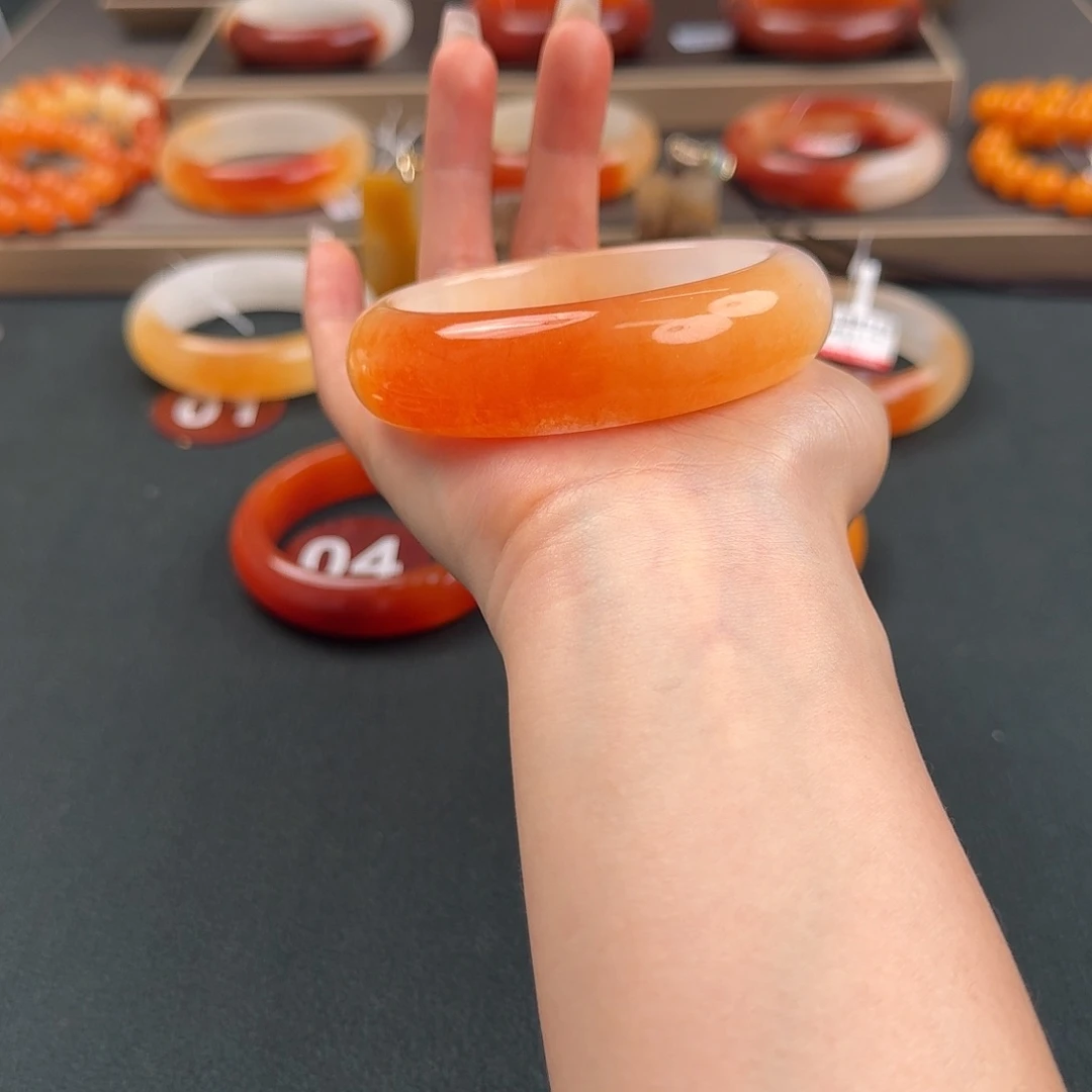 麦***者石英质玉未镶嵌手镯