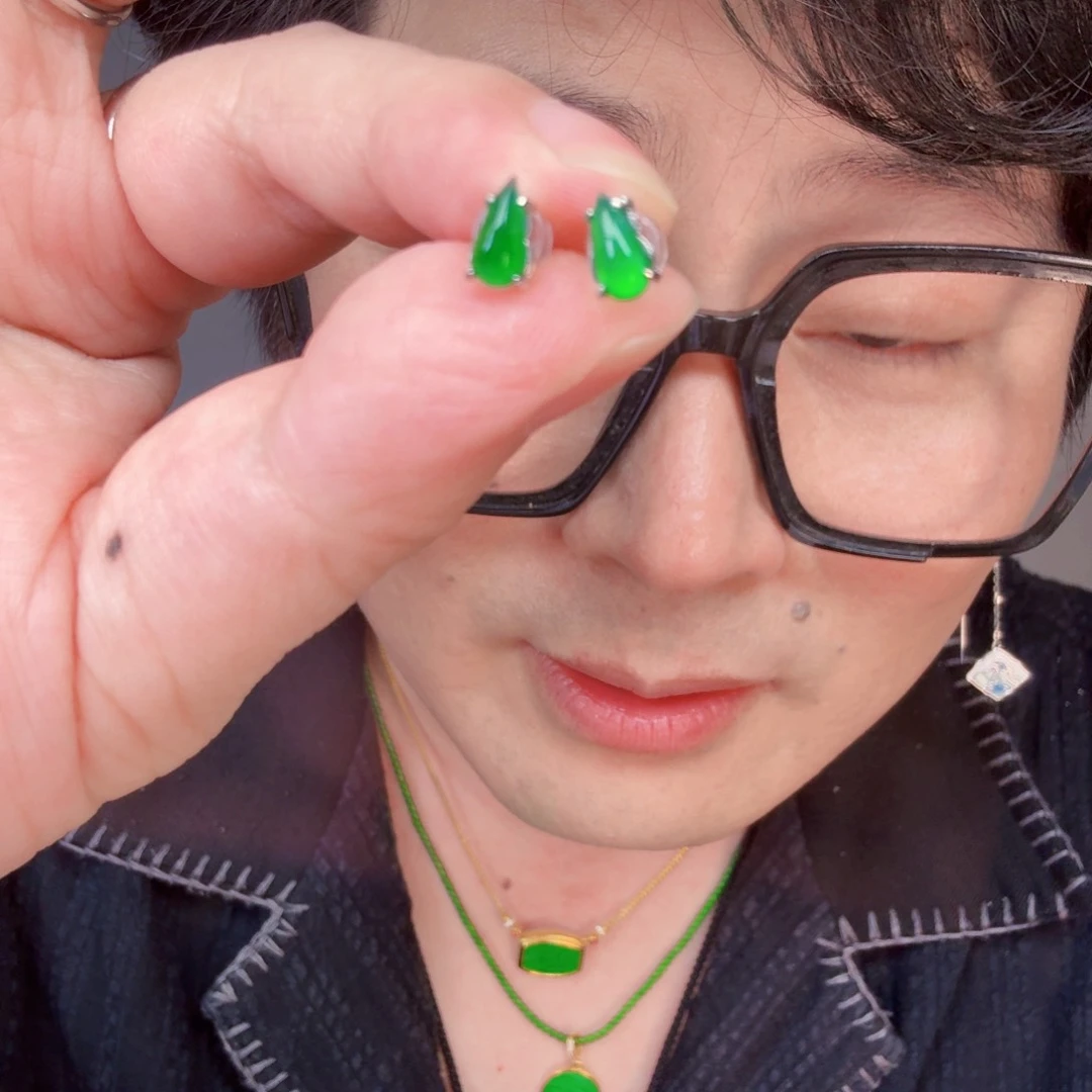 翡翠未镶嵌颈饰一对