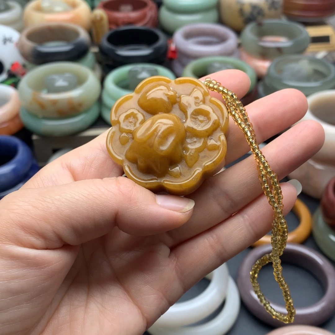 石英质玉（佘太翠）手镯未镶嵌月饼兔手把件