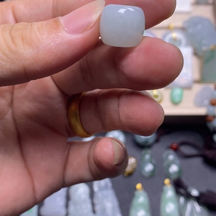 星***雨翡翠未镶嵌颈饰天然缅甸翡翠A货