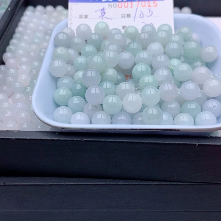 莫***微翡翠未镶嵌手链多样性