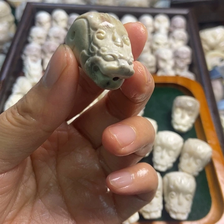 H***兔配饰鹿角雕刻一个出