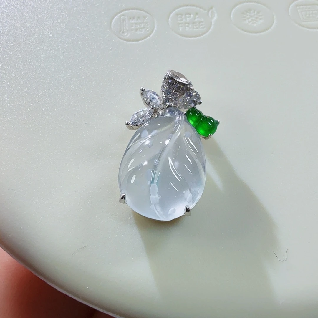 翡翠18K金镶嵌颈饰木纳叶子