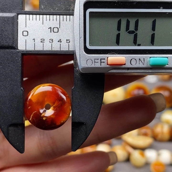 琥珀颈饰未镶嵌平安扣