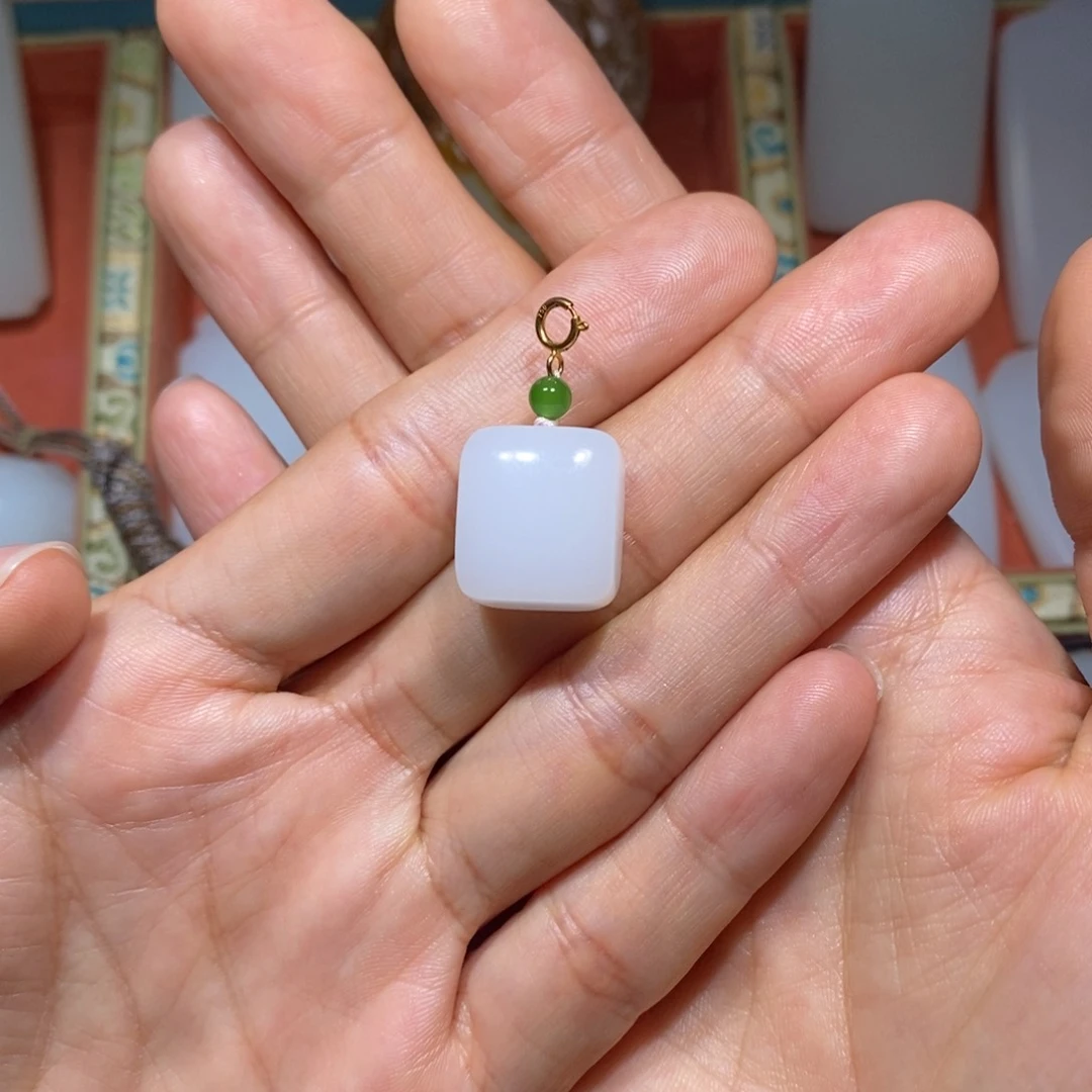 未镶嵌和田玉车挂猪*