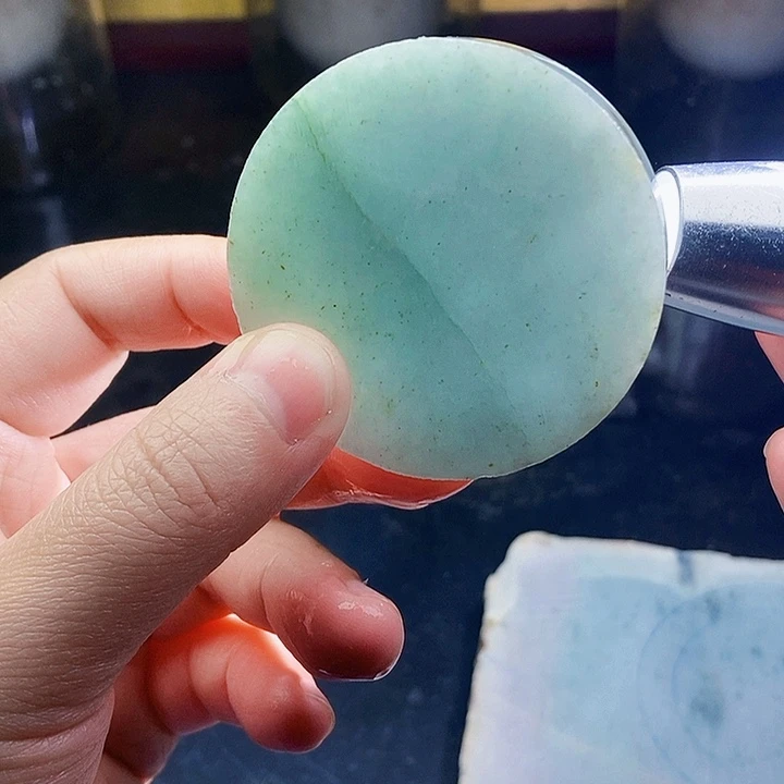 翡翠未镶嵌颈饰毛料1