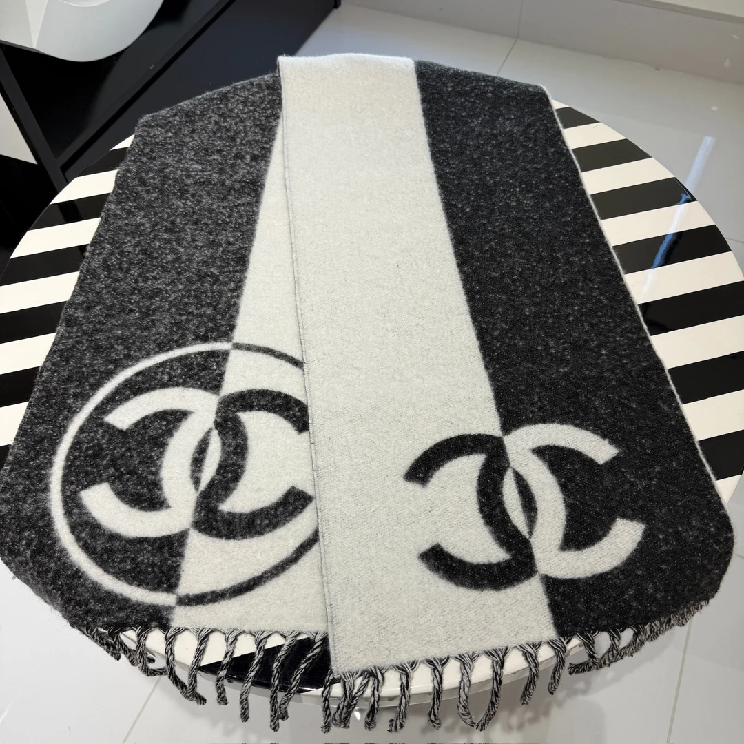 未使用 Chanel/香奈儿 25B双C黑白字母羊绒拼接围巾
