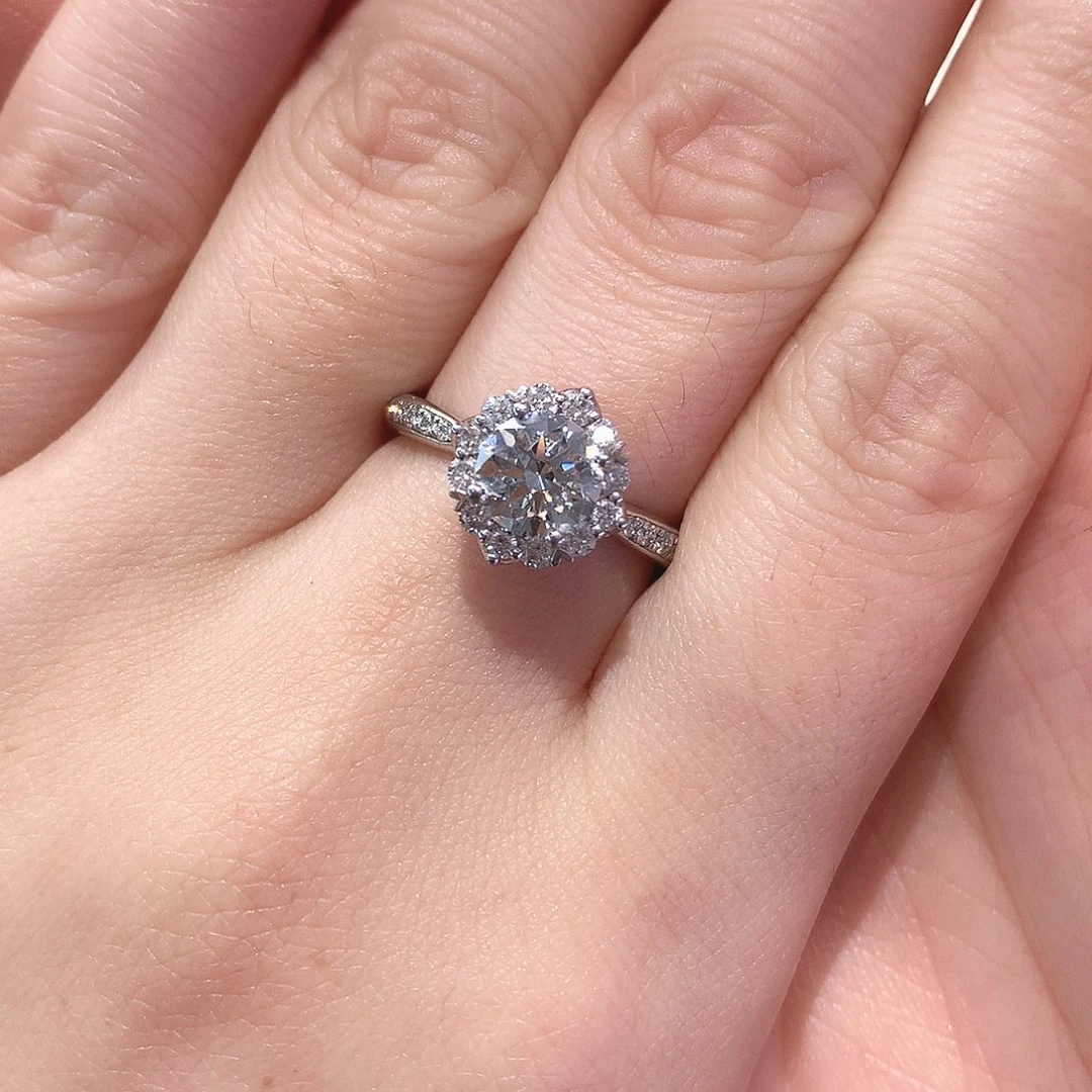 铂Pt950镶嵌实验室培育钻石1克拉灿若星辰