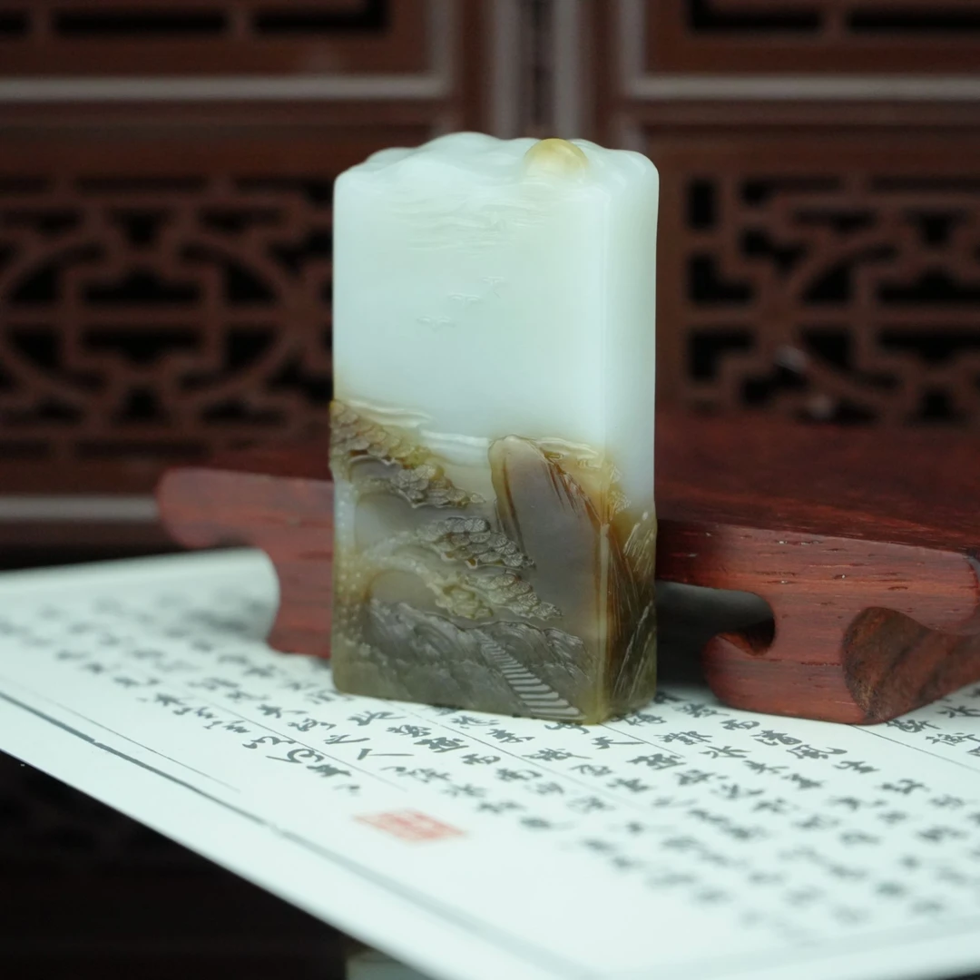 陆飞飞作和田玉 卧观山海 /朵云轩 LFW5022YF