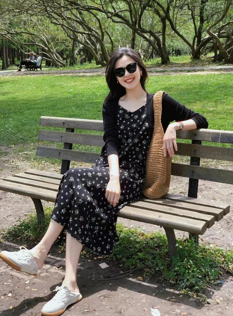 【夏日采风】夏季法式V领显瘦优雅风碎花黑色收腰吊带连衣裙+披肩