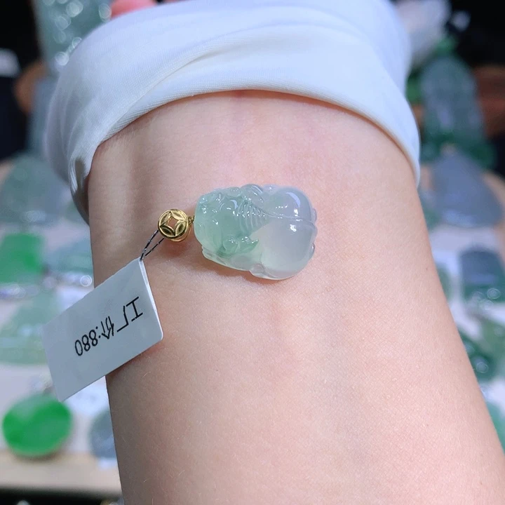 翡翠18K金镶嵌颈饰貔貅