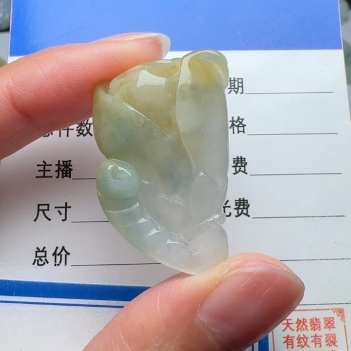 翡翠未镶嵌颈饰玫瑰花