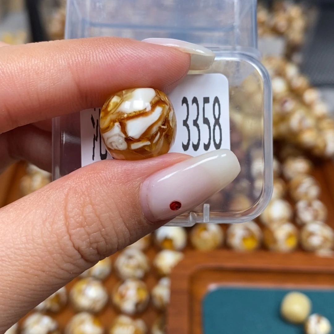 蜜蜡未镶嵌珠宝奇石3358