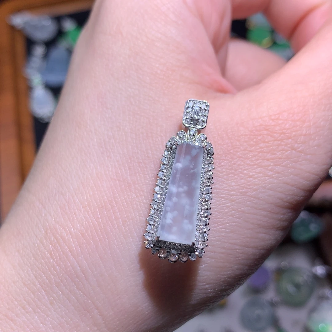 翡翠18K金镶嵌颈饰性比高 雪花点点无事柱