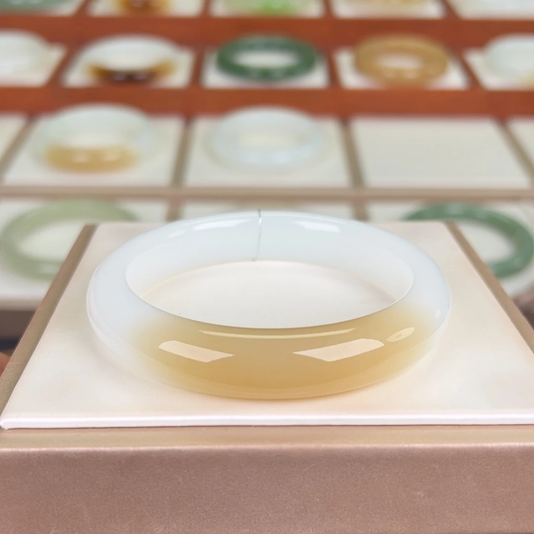 和田玉未镶嵌手镯一口糖