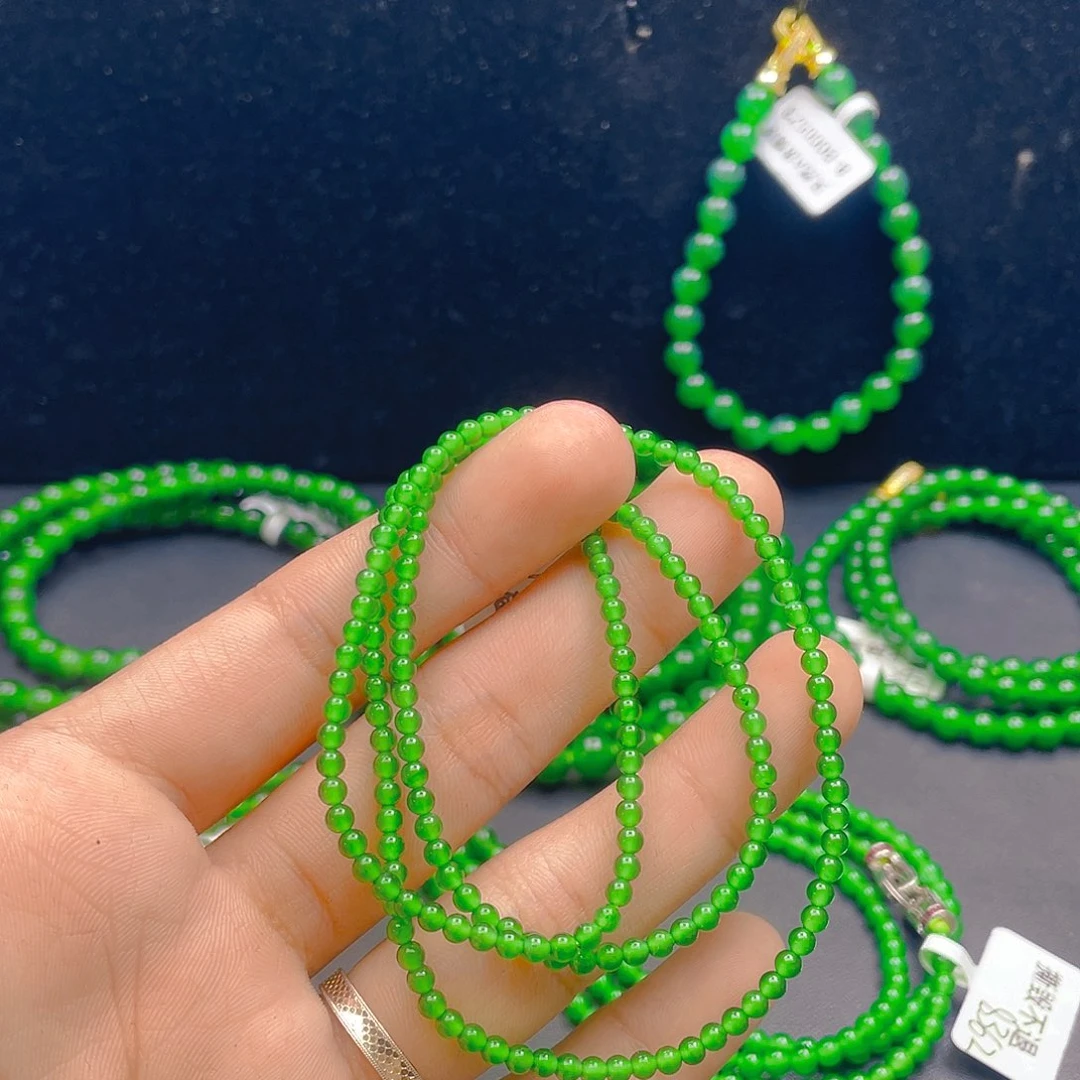 翡翠未镶嵌颈饰       b