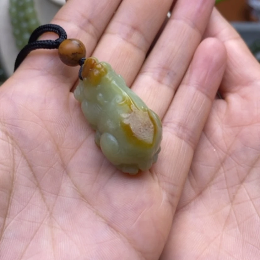【闪购商品】未镶嵌岫岩河磨玉（透闪石质玉）挂件张***了