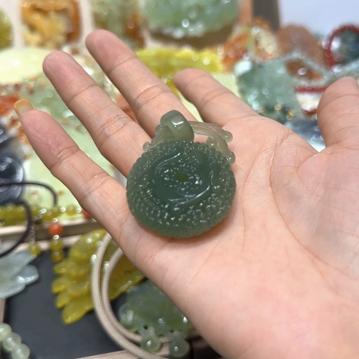 未镶嵌蛇纹石玉吊坠穿****期