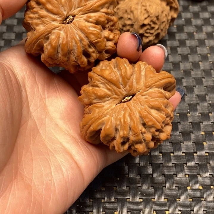 用***7文玩核桃吊坠龙鼎