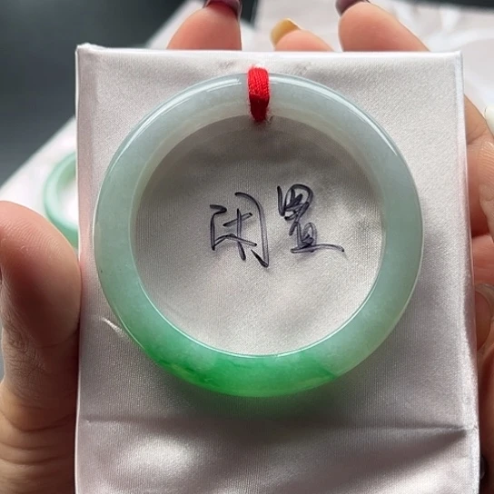 未镶嵌手镯翡翠50。