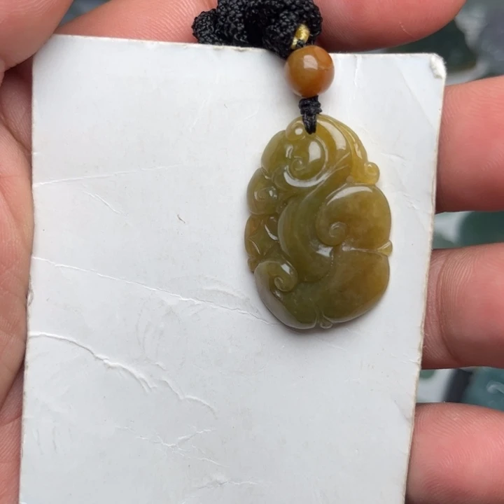 翡翠未镶嵌颈饰如意