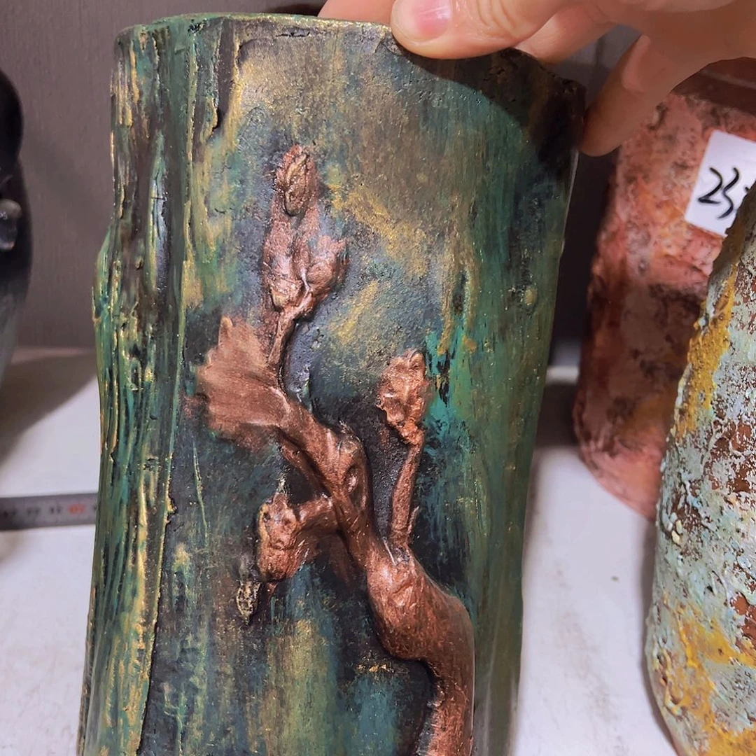 绿色树桩有孔一个