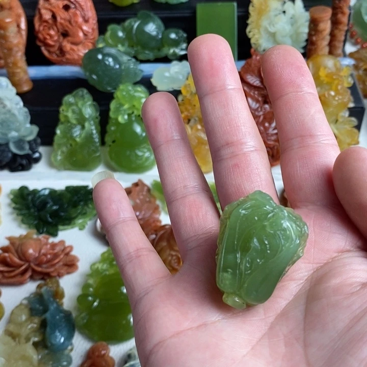 蛇纹石玉未镶嵌颈饰