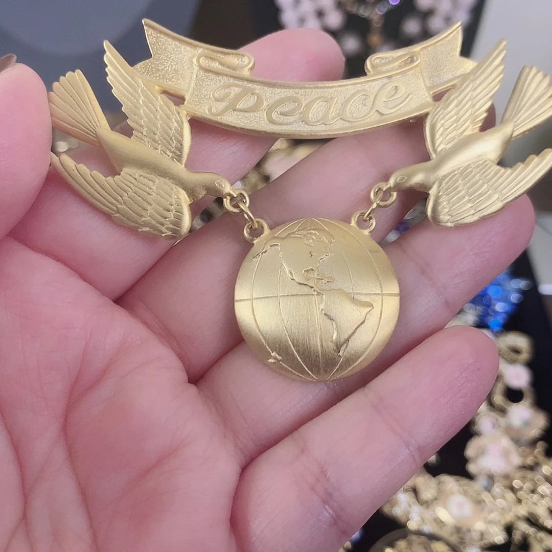 合金素金胸针和平鸽