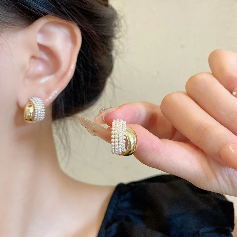 新款气质高级珠珠圆弧耳环时尚通勤轻奢小众耳钉法式百搭精致复古
