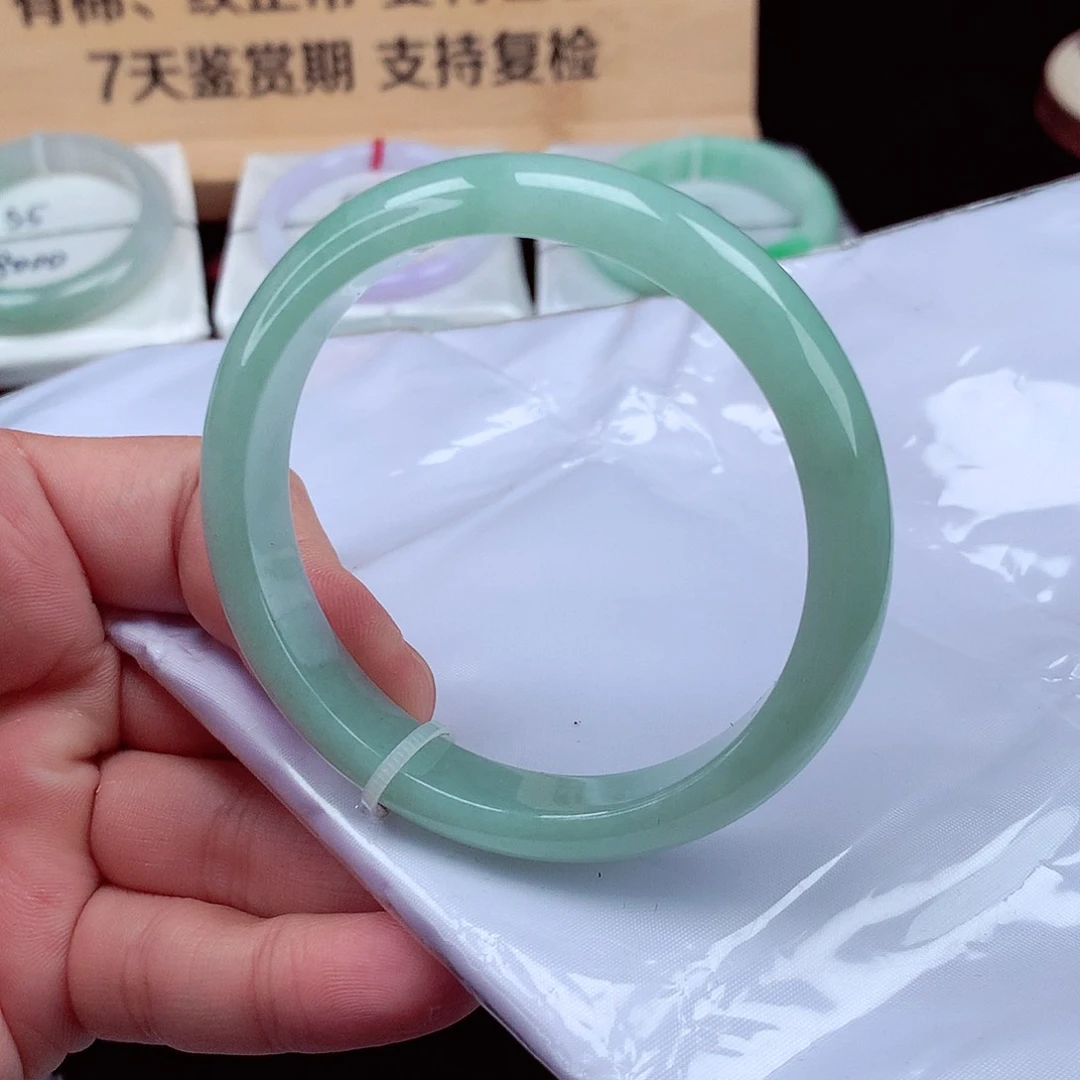 翡翠手镯未镶嵌翡翠