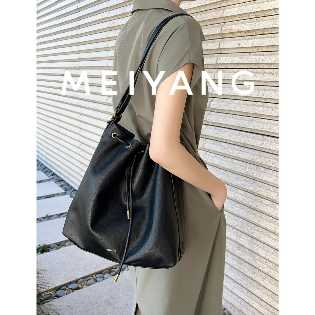 A美洋MEIYANG【商场同款】 大福袋水桶包_做旧简约束口单肩包-周一