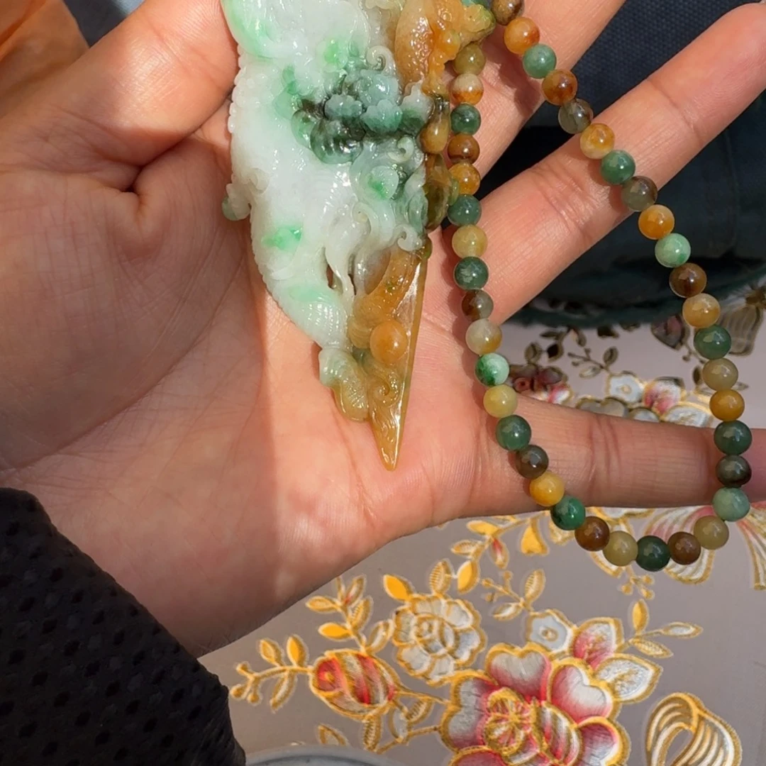 且***怀翡翠未镶嵌颈饰翡翠手把