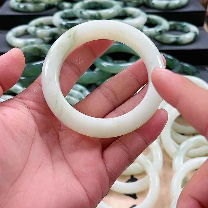 【闪购商品】透闪石-蛇纹石玉未镶嵌手镯C****土