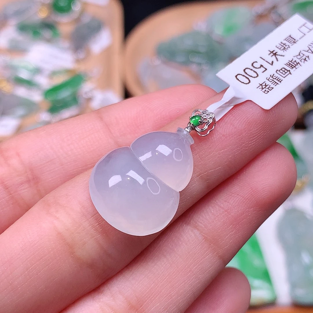 翡翠18K金镶嵌颈饰葫芦