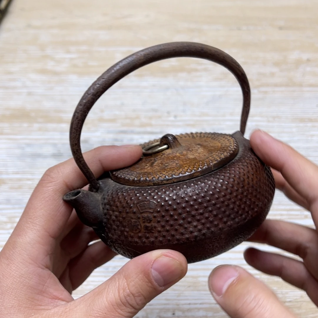 瓷片光**者密密麻麻的一页书