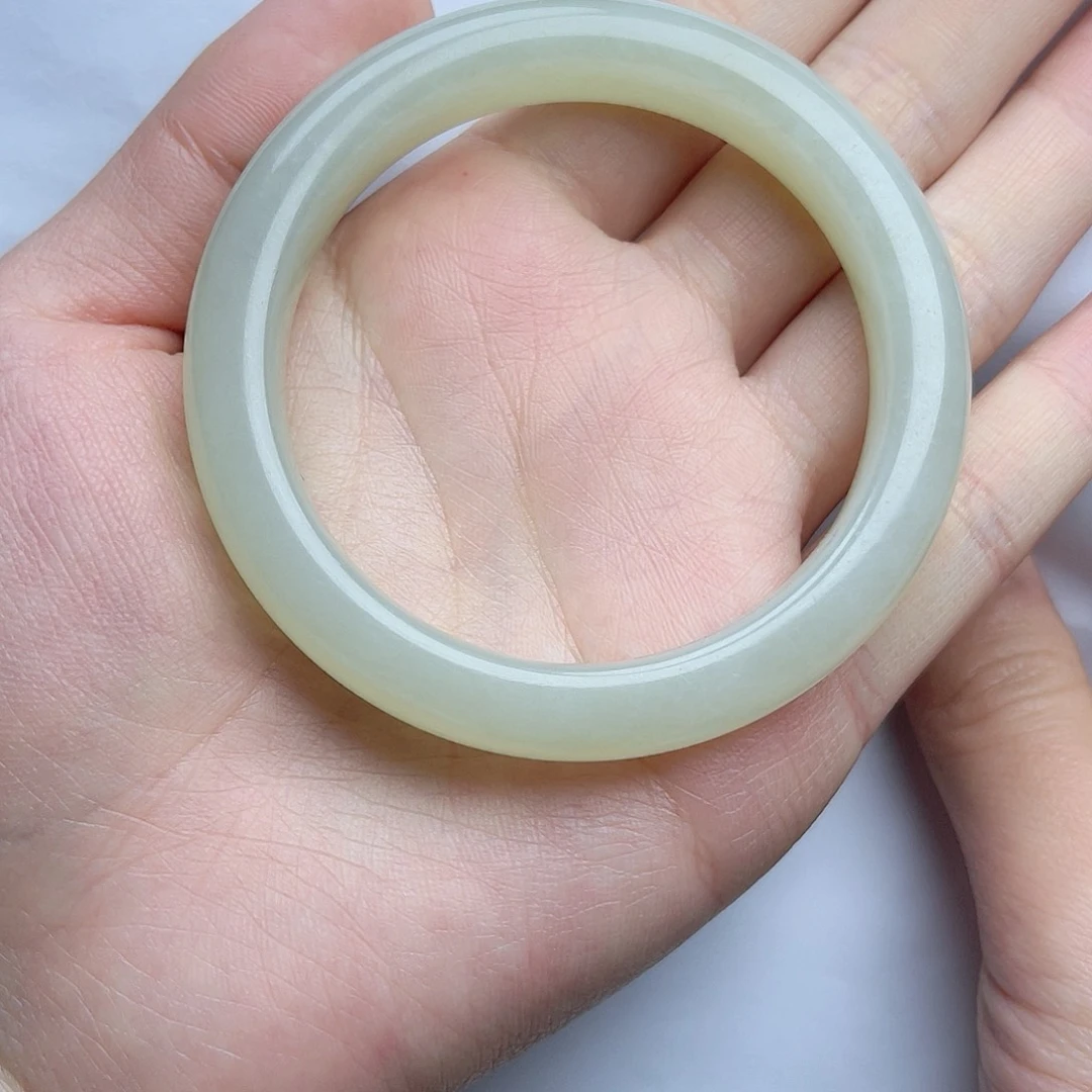 和田玉手镯57圈口。k k未镶嵌