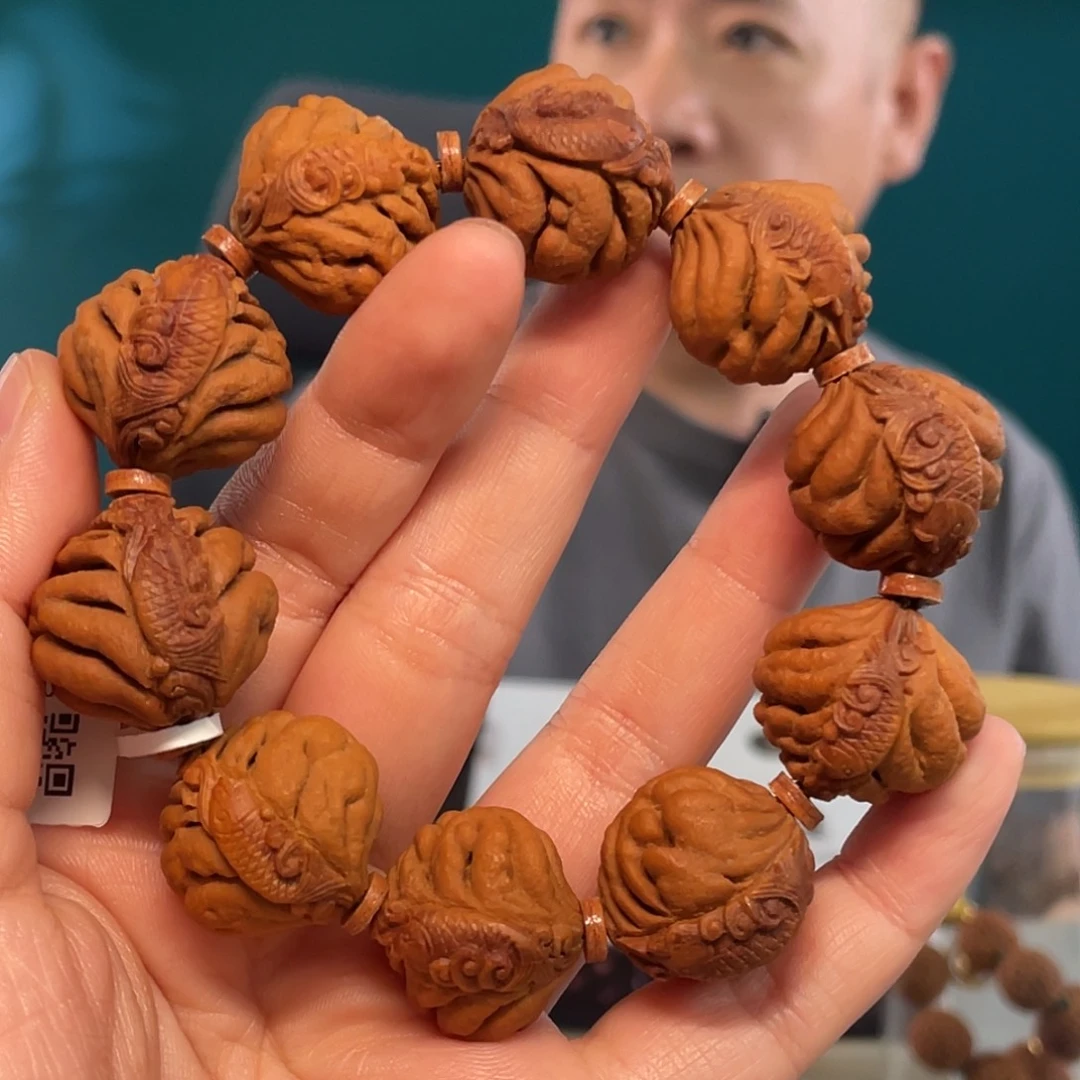 桃核连年有余核雕作品